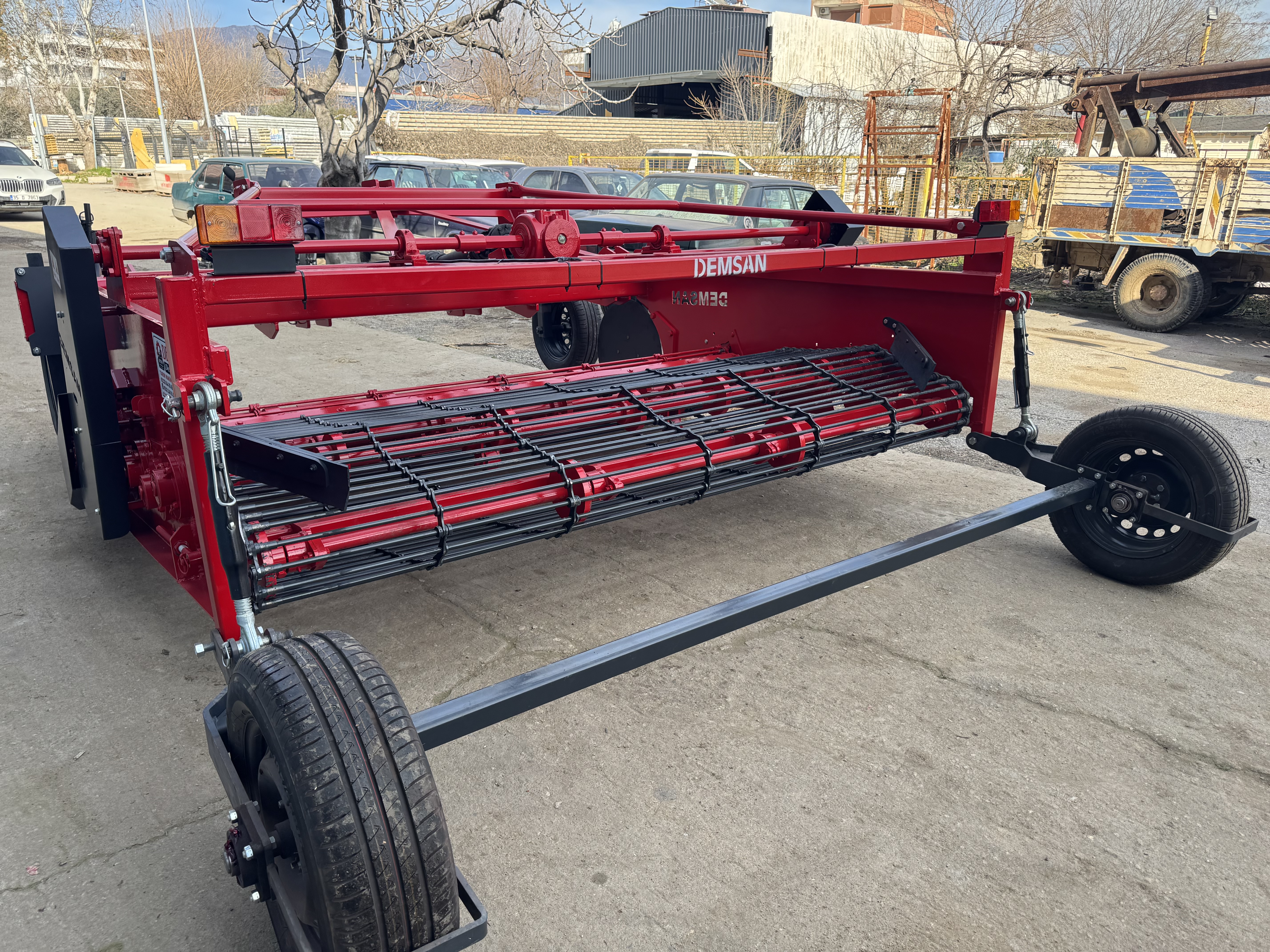 PS4 Dört Sıralı Merdaneli Paletli Patates Söküm Makinası