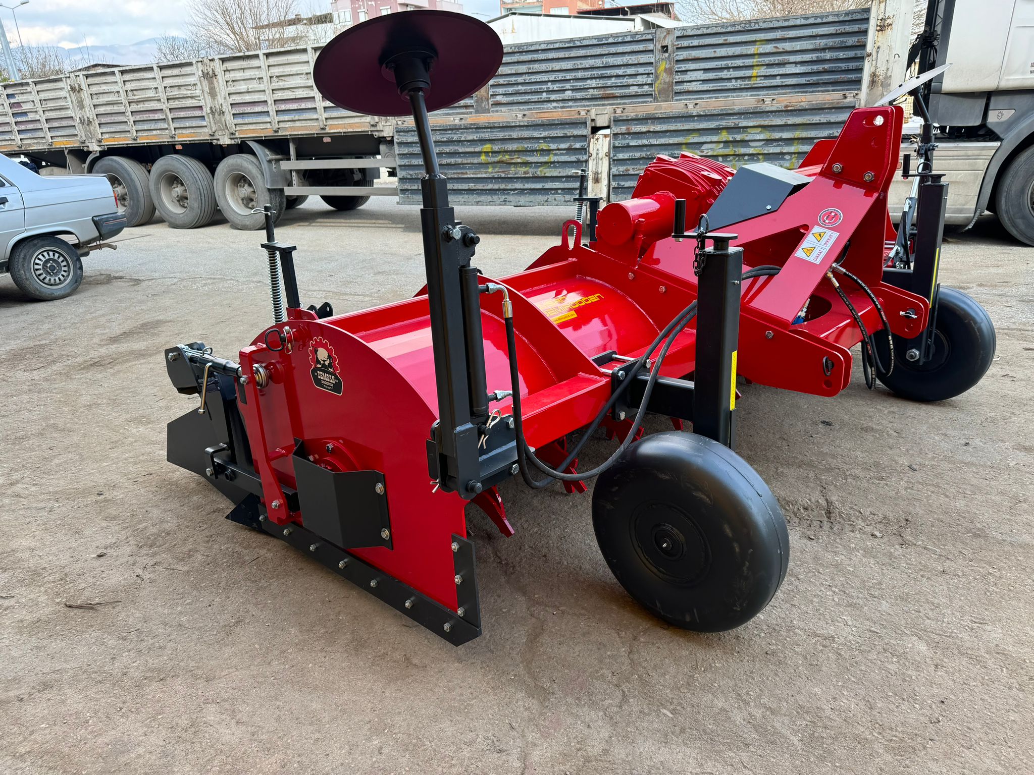 TH4 Dört Sıralı Toprak Hazırlama ve Sırt Yapıcı Makinası